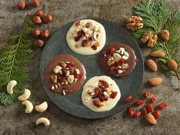 Mendiant chocolat, baies de goji, 3 noix et cranberry Mendiant chocolat, baies de goji, 3 noix et cranberry