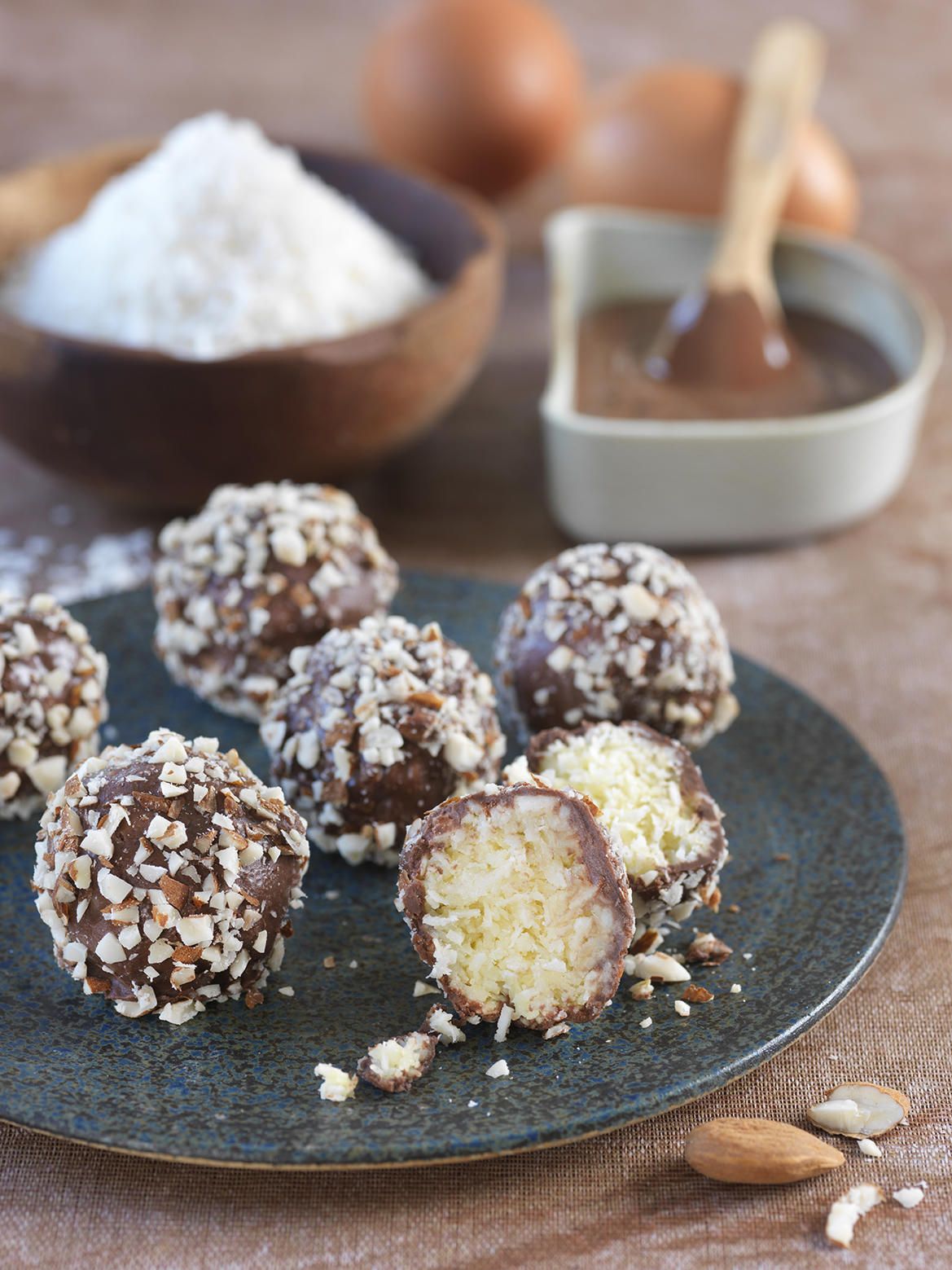 Truffes noix de coco, pâte à tartiner et amandes Truffes noix de coco, pâte à tartiner et amandes